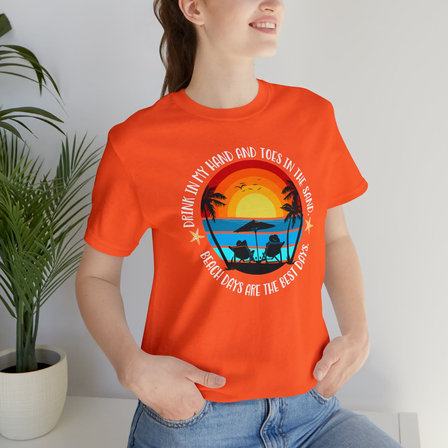 Drink in my hand and toes in the sand - Unisex Jersey Short Sleeve Tee