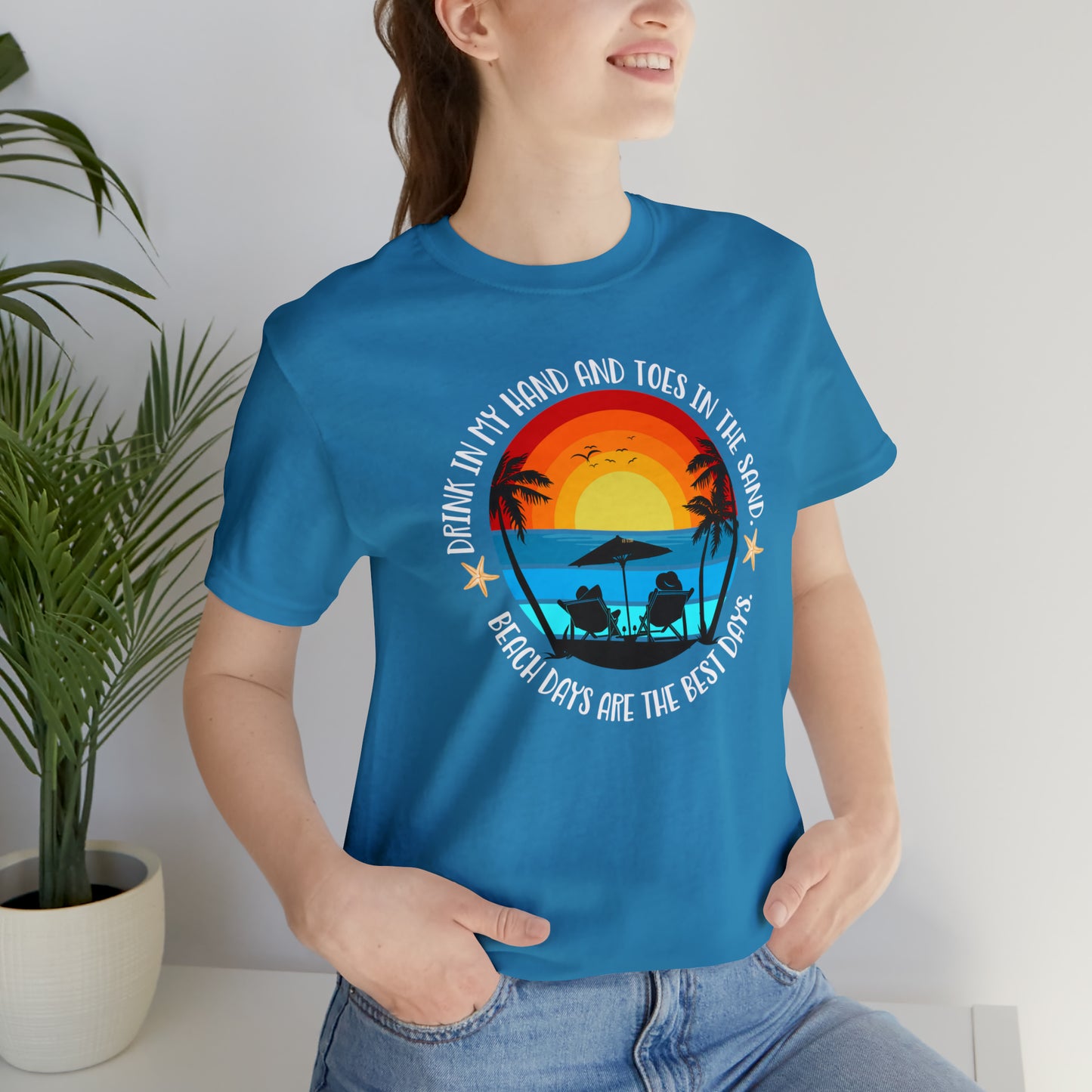 Drink in my hand and toes in the sand - Unisex Jersey Short Sleeve Tee